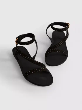 Sandaler med remmer og nitter