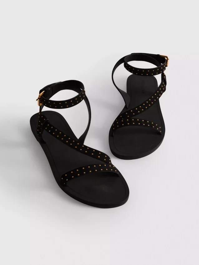 Sandaler med remmer og nitter