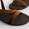 Sandaler med remmer og nitter