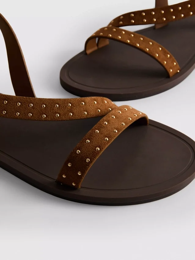Sandaler med remmer og nitter