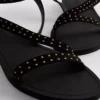 Sandaler med remmer og nitter