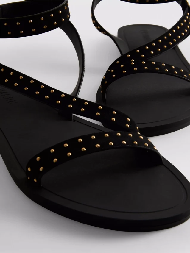 Sandaler med remmer og nitter