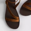 Sandaler med remmer og nitter