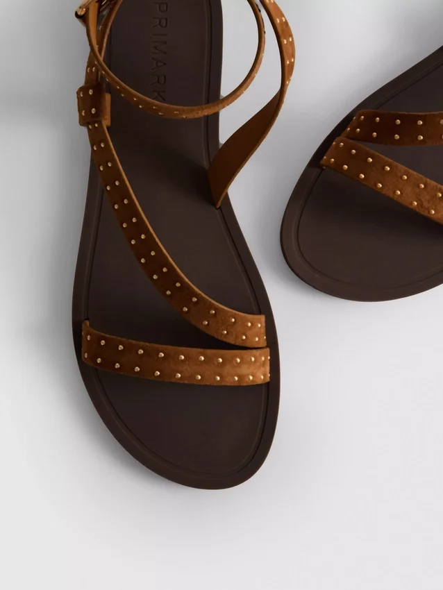 Sandaler med remmer og nitter
