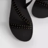 Sandaler med remmer og nitter