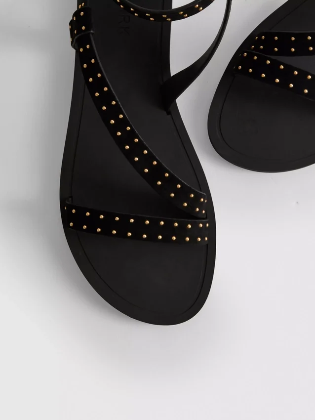 Sandaler med remmer og nitter