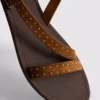 Sandaler med remmer og nitter