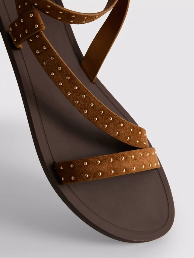 Sandaler med remmer og nitter