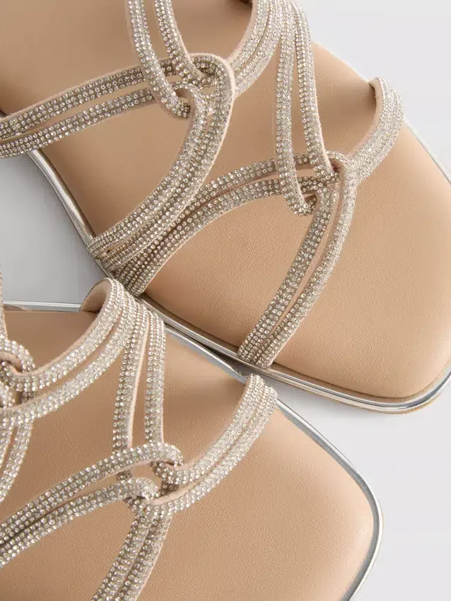 Sandaler med remmer og strass