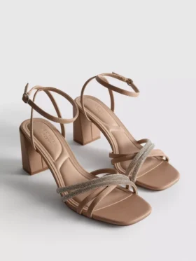 Sandaler med remmer og strass på hælen