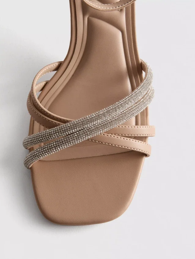 Sandaler med remmer og strass på hælen