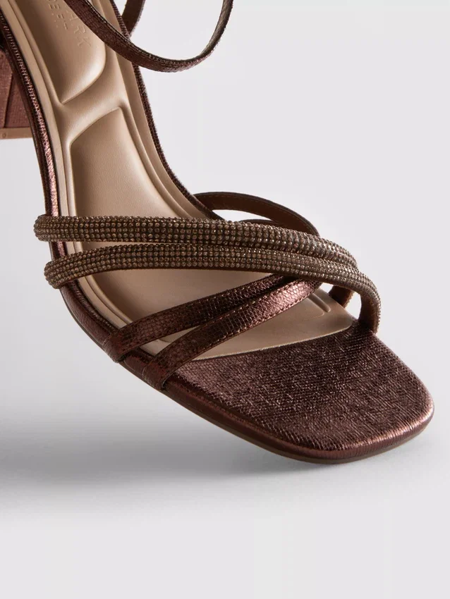 Sandaler med remmer og strass på hælen