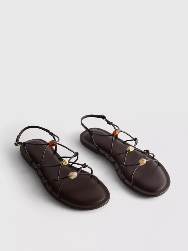 Sandaler med stropper og perler