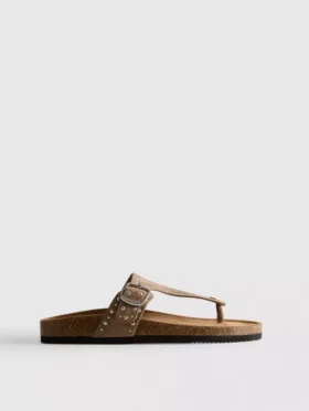 Sandaler med T-rem og nitter