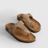 Sandaler med T-rem og nitter