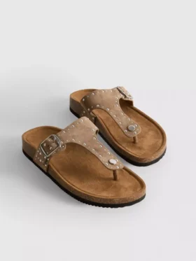 Sandaler med T-rem og nitter