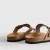Sandaler med T-rem og nitter
