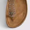 Sandaler med T-rem og nitter
