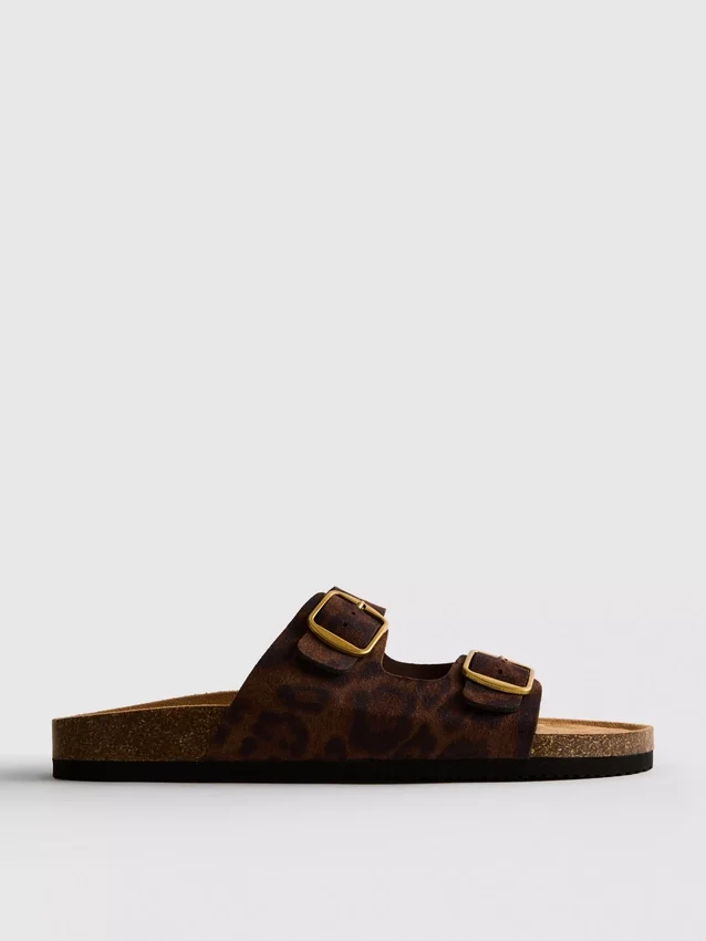 Sandaler med to stropper og fotbed i leopardmønster