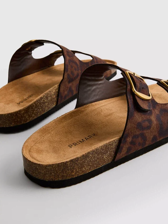 Sandaler med to stropper og fotbed i leopardmønster