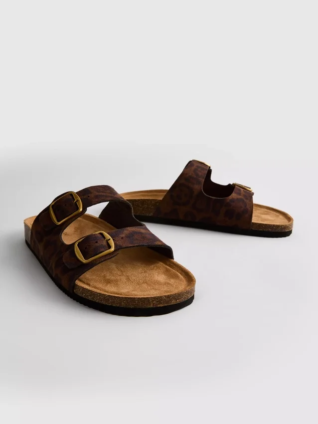 Sandaler med to stropper og fotbed i leopardmønster