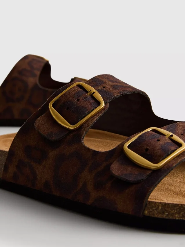 Sandaler med to stropper og fotbed i leopardmønster