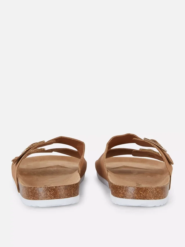 Sandaler med to stropper og spenne
