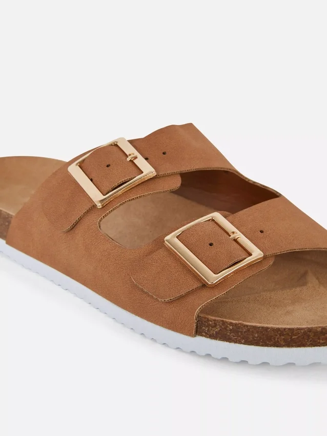 Sandaler med to stropper og spenne