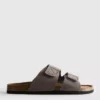 Sandaler med to stropper og tykk såle