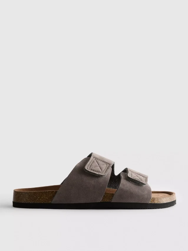 Sandaler med to stropper og tykk såle