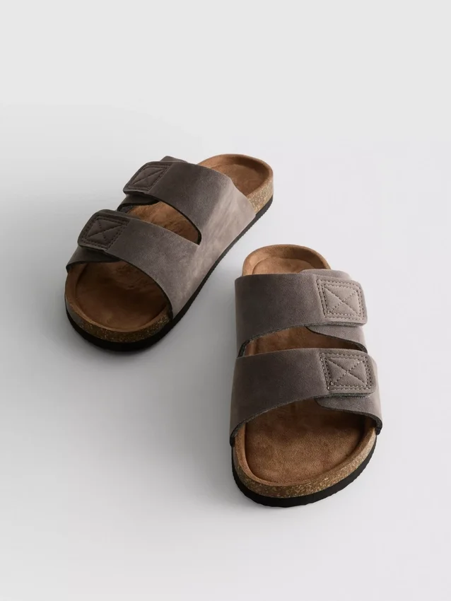 Sandaler med to stropper og tykk såle