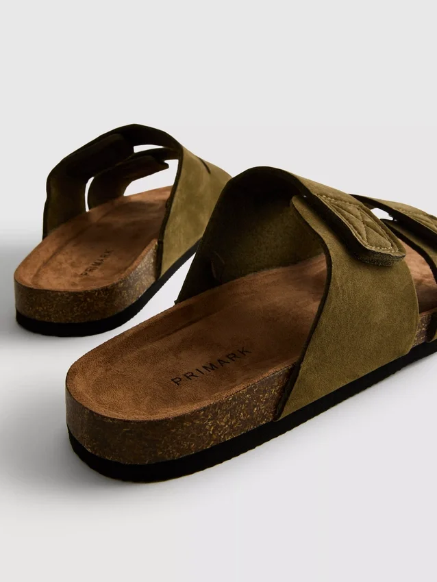 Sandaler med to stropper og tykk såle