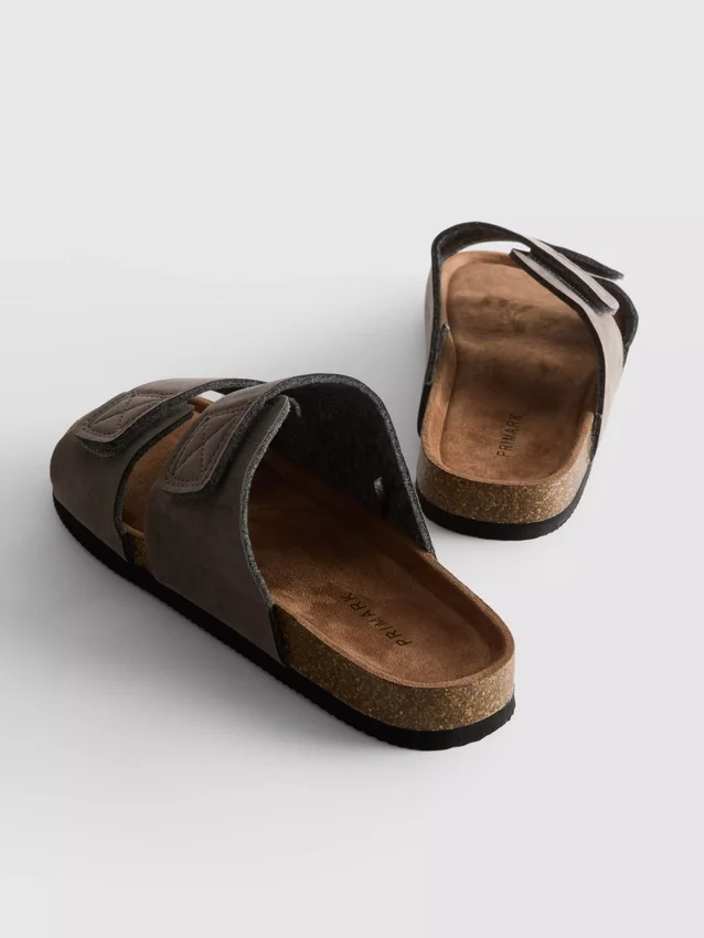 Sandaler med to stropper og tykk såle