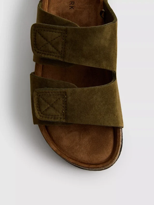 Sandaler med to stropper og tykk såle