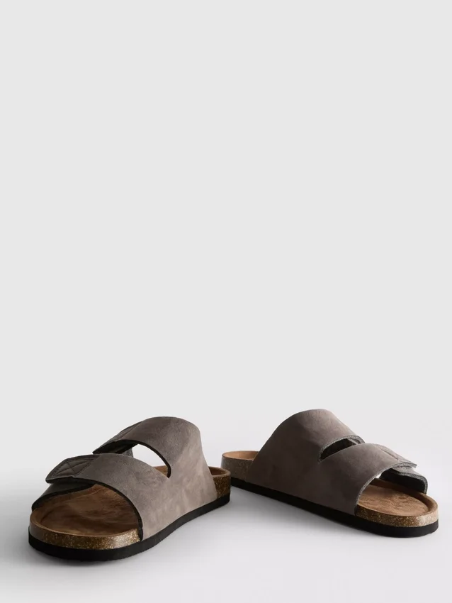 Sandaler med to stropper og tykk såle