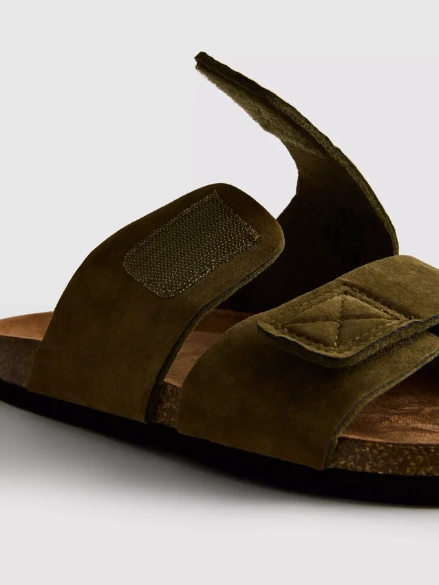 Sandaler med to stropper og tykk såle
