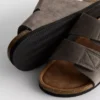 Sandaler med to stropper og tykk såle