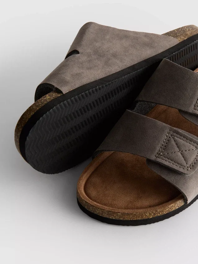 Sandaler med to stropper og tykk såle