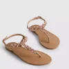 Sandaler med tårem og dekorasjoner