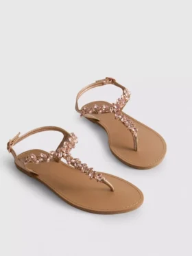 Sandaler med tårem og dekorasjoner