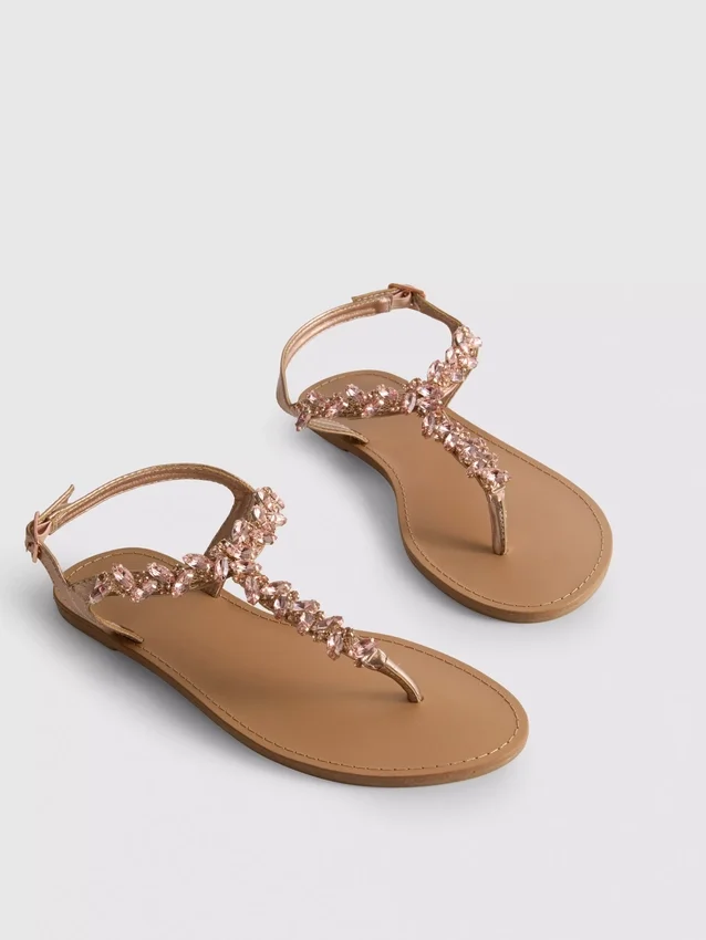 Sandaler med tårem og dekorasjoner
