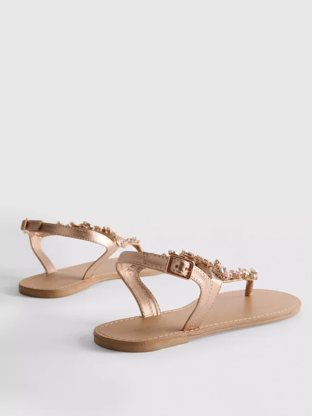 Sandaler med tårem og dekorasjoner