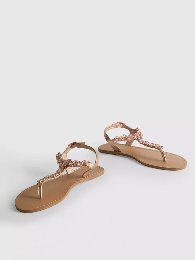 Sandaler med tårem og dekorasjoner