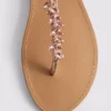 Sandaler med tårem og dekorasjoner