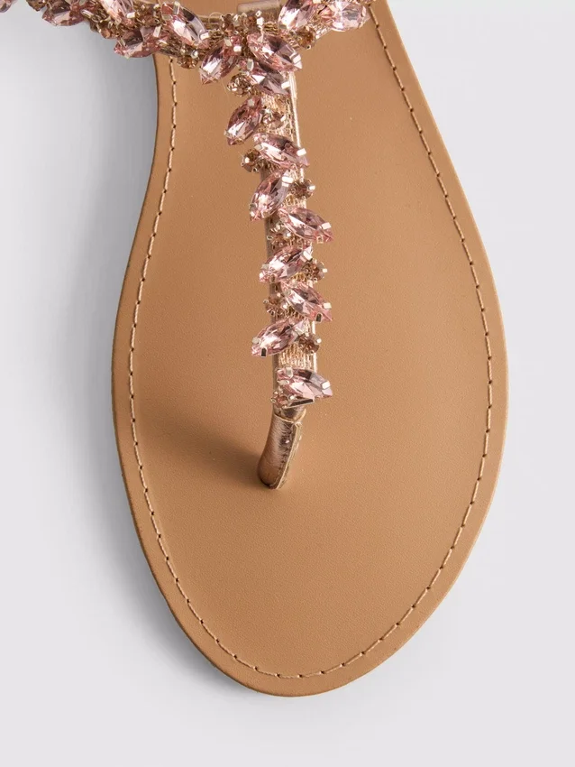 Sandaler med tårem og dekorasjoner