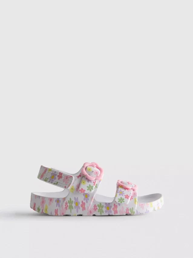 Sandaler med trykt rem og to spenner