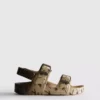 Sandaler med trykt rem og to spenner