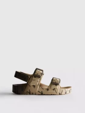 Sandaler med trykt rem og to spenner