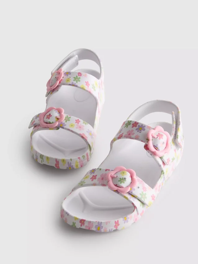 Sandaler med trykt rem og to spenner