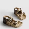 Sandaler med trykt rem og to spenner